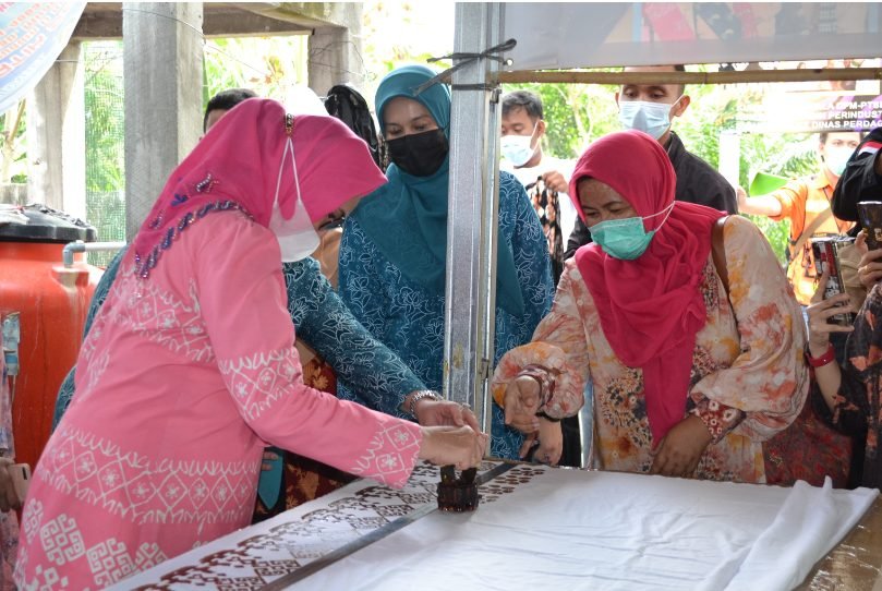 Ibu Kadisperin Sumsel Ernila Rizar ngecap Batik