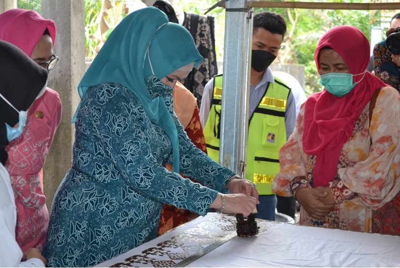 Ketua TP-PKK Muara Enim Hj Renny Devy Nasrun Umar Ngecap
