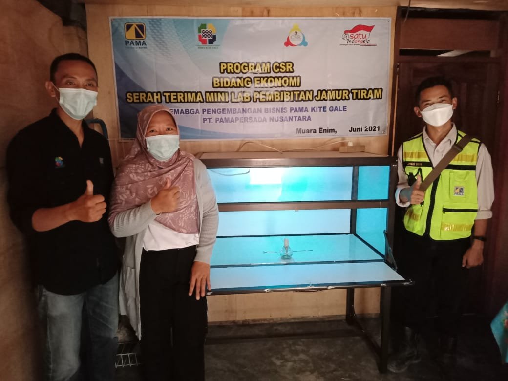 Pama bantu UMKM Jamur Tiram berupa alat pembibitan mini lap