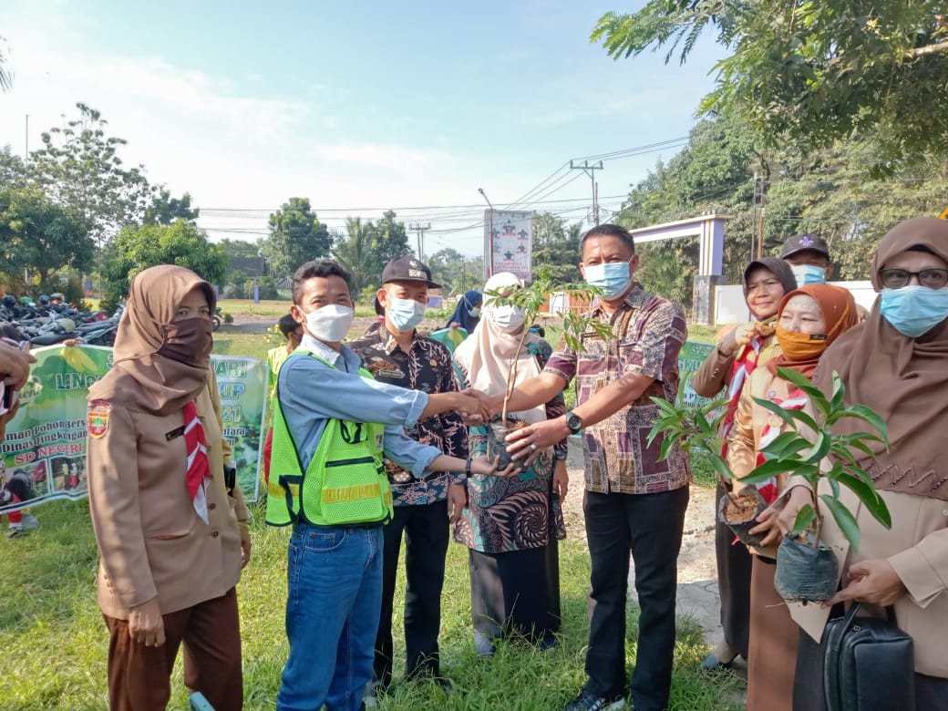 Pama menyerahkan bibit pohon kepada pemerintah kecamatan Lawang Kidul
