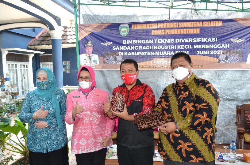 Penyerahan bantuan berupa cap Batik