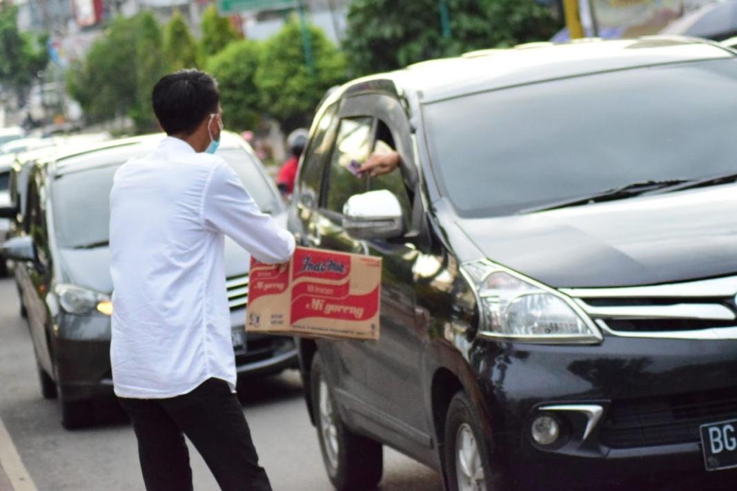 Prabumulih - dana Relawan AP4 galang dana bantu korban banjir di Kabupaten Mura di Simpang Tugu Kuda, Sabtu lalu