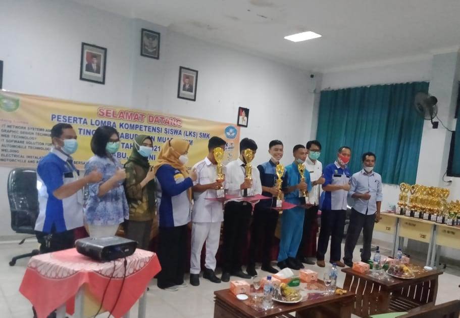 Siswa SMKBA menerima hadiah lomba LKS tingkat Kab Muara Enim 2021
