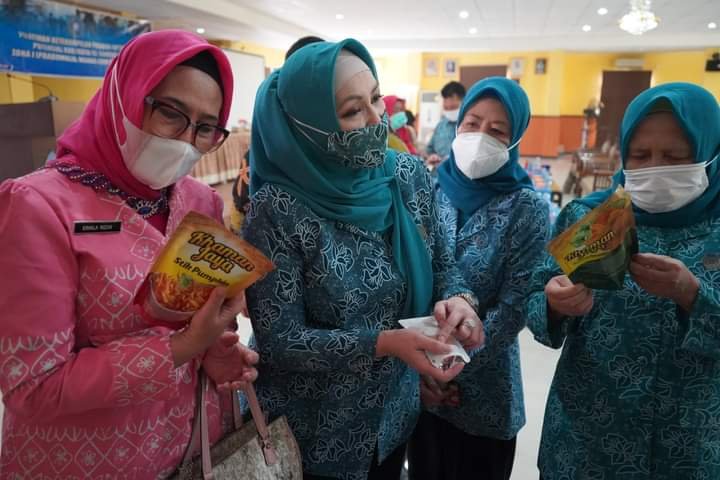 Ketua PKK Hj Renny Nasrun Umar menunjukkan produk UP2K dari Desa-desa
