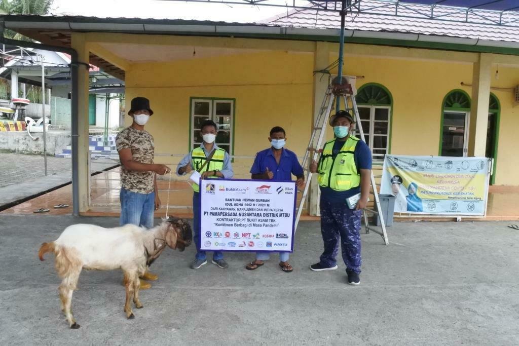 5 - Pama Salurkan CSR Pama MTBU Tanjung Enim serahkan Hewan Kurban kepada Pengurus Masjid