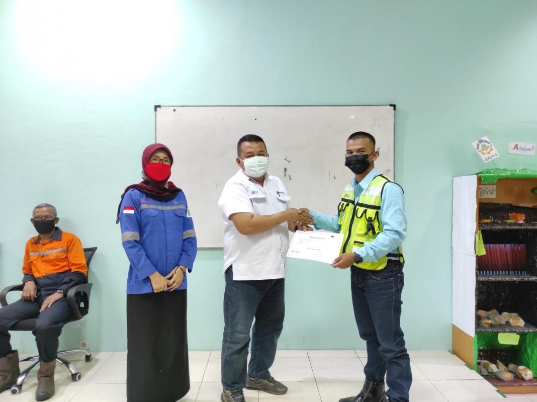 Mahasiswa AKPBA menerima sertifikat lulus tes Alat berat tambang