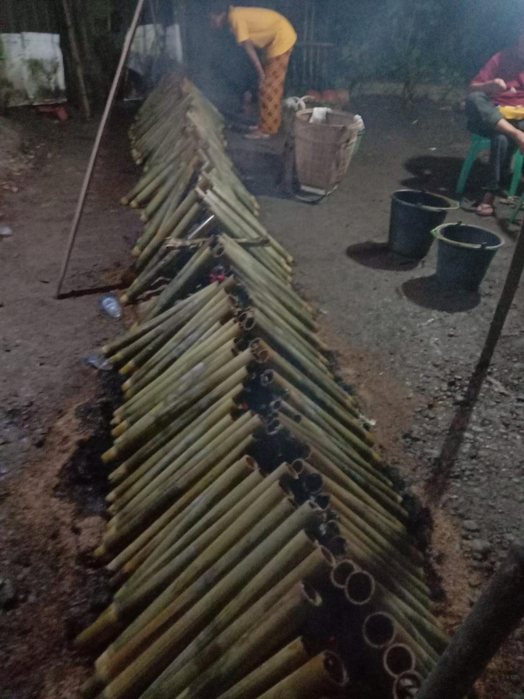 5- LEMANG Melemang di Desa Muara Lawai