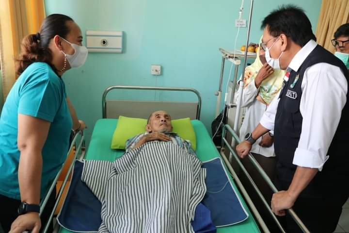 Plt bupati Muara Enim H Nasrun Umar memberikan semangat kepada Kakek Amancik yang mendapat perawatan di RSBAM Tanjung Enim