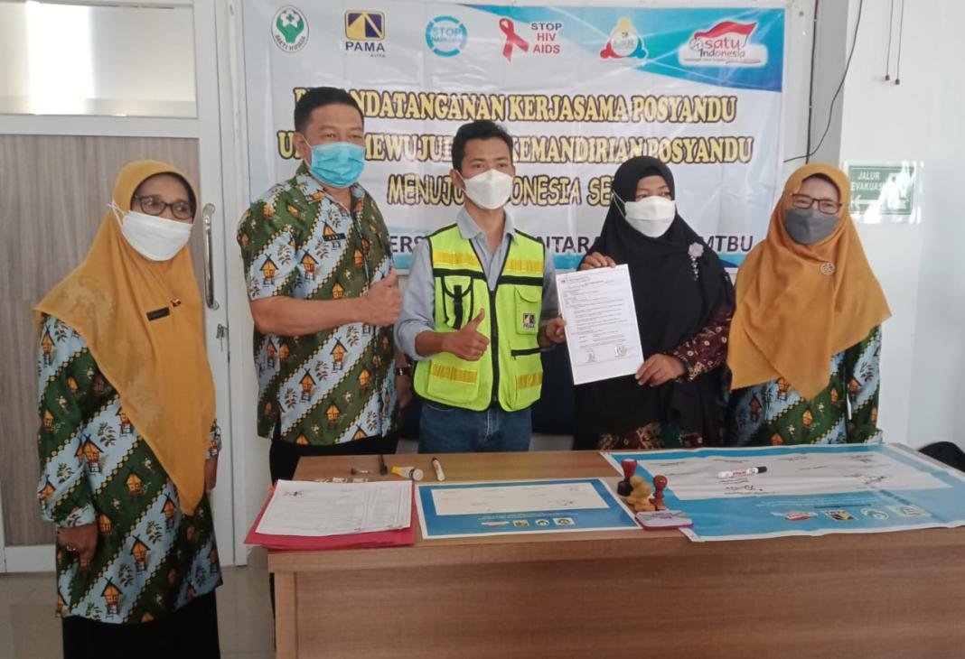 CSR PT PAMA, Joko Budi dan Kepala UPTD Puskesmas Lawang Kidul, Ahmad Ghani SKm melakukan penandatanganan bersama 4 Posyandu binaan dalam area kerja UPTD Puskesmas Lawang Kidul