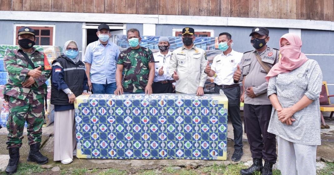 Penyerahan Bantuan Kepada Masyarakat terdampak bencana Penyerahan Bantuan Kepada Masyarakat terdampak bencana