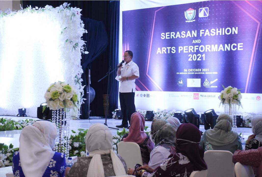 Sambutan Bupati yang diwakili oleh Kadis Pariwisata Serasan Fashion and Art Performance.jpeg