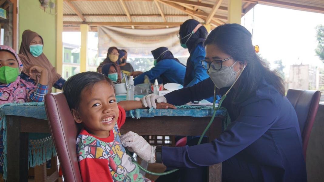 Tim Medis melakukan pemeriksaan kesehatan