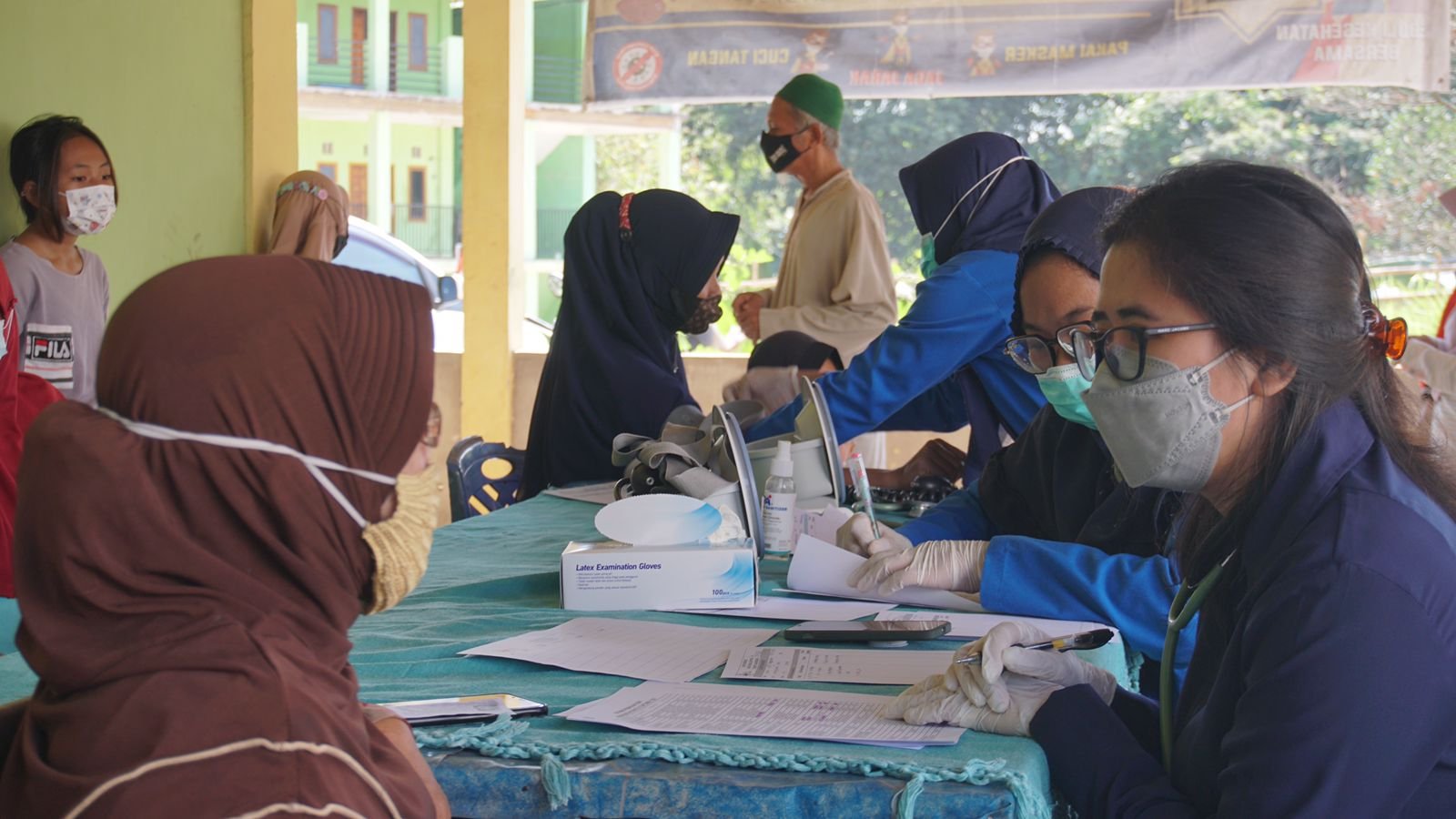 Tim Medis melakukan pemeriksaan kesehatan