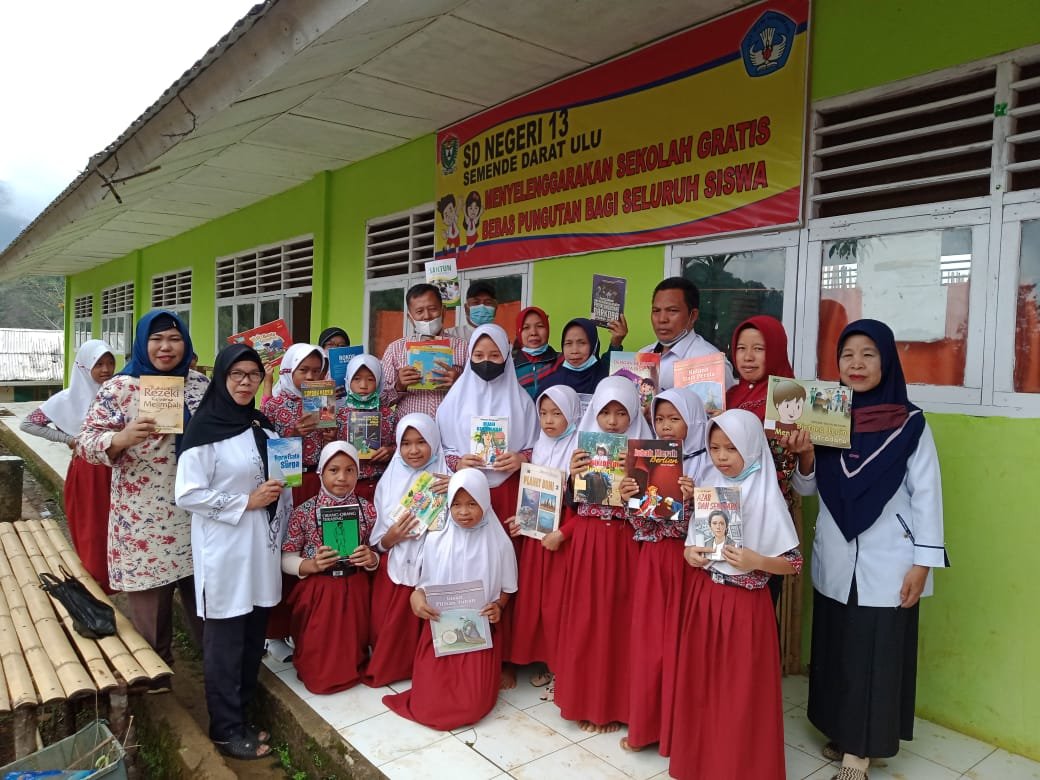 Komunitas Peduli Literasi Sekolah Salurkan bantuan buku di SDN 13 SDU