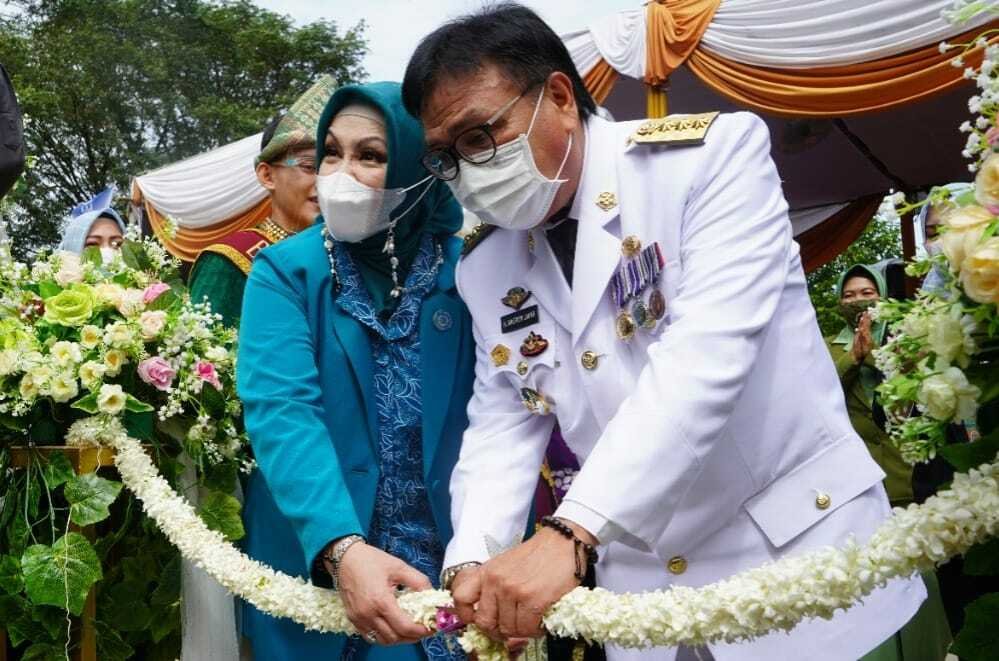 Oleh-oleh Pj bupati H Nasrun Umar bersama Ketua TP PKK Hj Renny resmikan Gerai oleh-oleh Pemkab Muara Enim