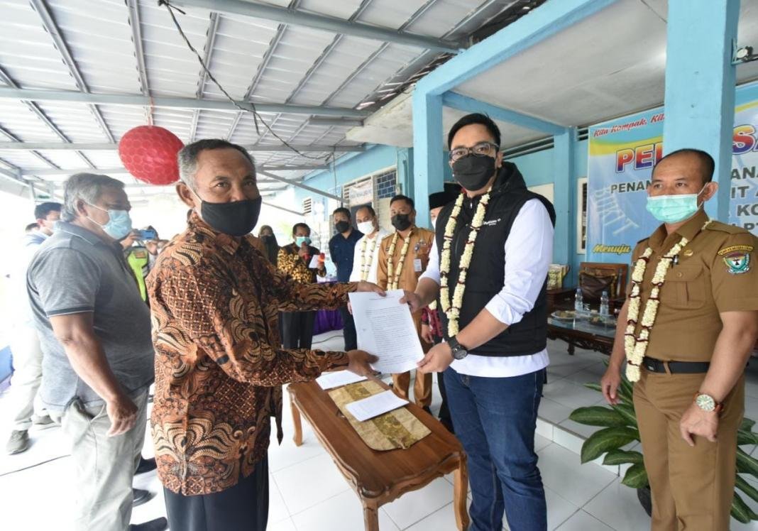 Secara simbolis CSR PTBA berikan Surat Hak Tanah kepada salah satu warga