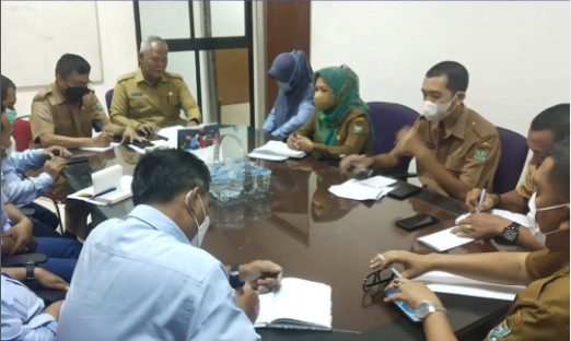 Asisten II H. Riswandar memimpin Rapat