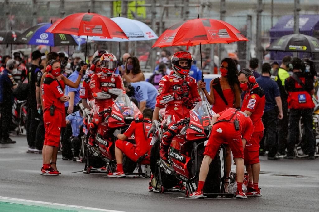 Para pembalap sedang mempersiapkan diri di sirkuit Mandalika Para pembalap sedang mempersiapkan diri di sirkuit Mandalika