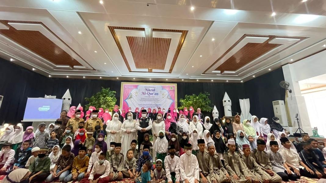 Foto Bersama : IPEMI dan FORSAPSS didampingi Pj Bupati dan Ketua TP-PKK Muara Enim, bersama Anak Yatim dan Dhuafa Foto Bersama : IPEMI dan FORSAPSS didampingi Pj Bupati dan Ketua TP-PKK Muara Enim, bersama Anak Yatim dan Dhuafa