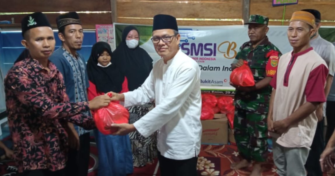 Kabid PKP Kominfo Abdul Roni menyerahkan bantuan secara simbolis kepada pengurus Rumah Quran Al-Uswah