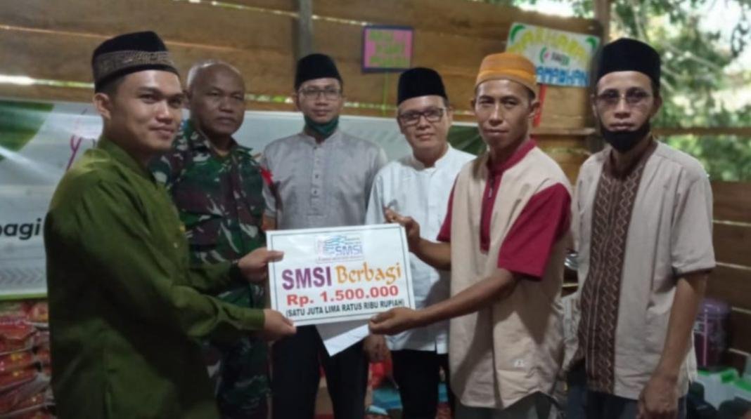 Ketua SMSI Hafizul Ahkam, S.Pd.I menyerahkan langsung Bantuan Uang Tunai kepada Pimpinan Rumah Quran Al-Uswah Hajrul Rahman, S.Pd.I