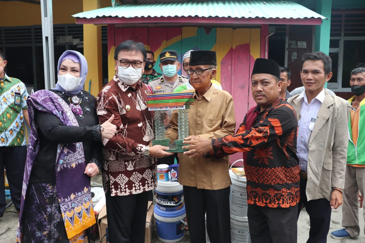 Cindera mata Miniatur icon Gapura Kampung Kemayoran Bewarne dari Kaca, Miniatur icon ini hasil karya seni dari salah satu Pemuda Kemayoran yaitu saudara Hendy Saputra.