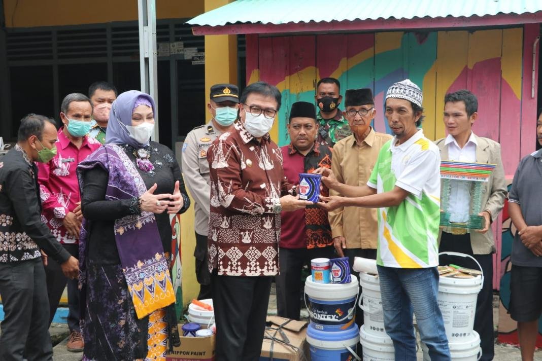 Pj Bupati Nasrun Umar memberikan bantuan untuk dukung Kemayoran Bewarne