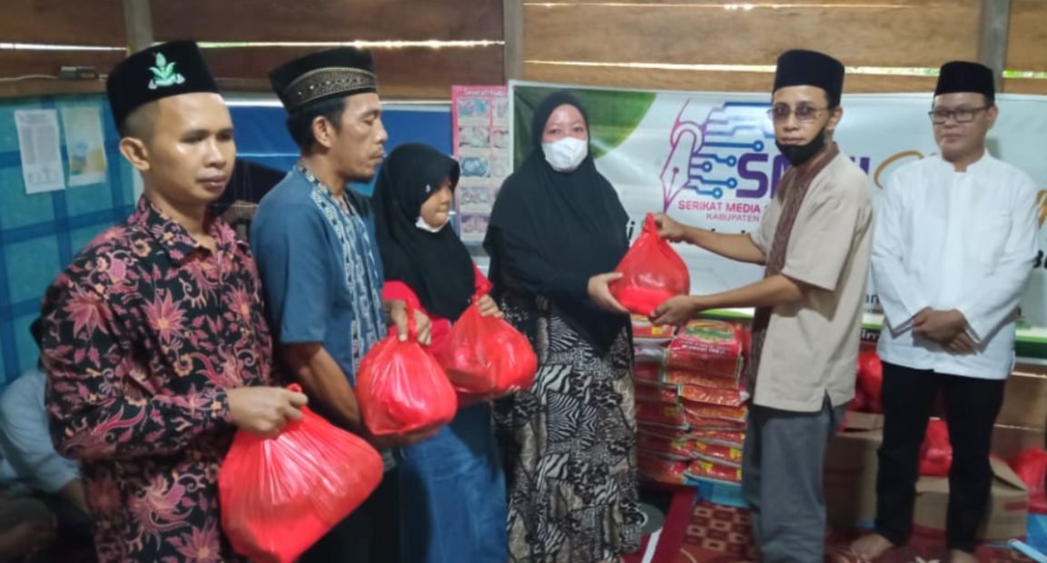 Sekretaris SMSI Muara Enim Taufik Firdaus, SE menyerahkan sembako