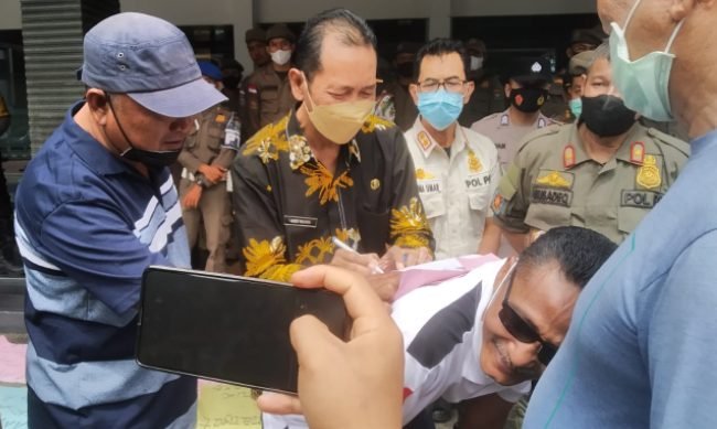 Solidaritas Masyarakat Bersatu sampaikan Aspirasi Masyarakat di Halaman kantor Pemkab Muara Enim