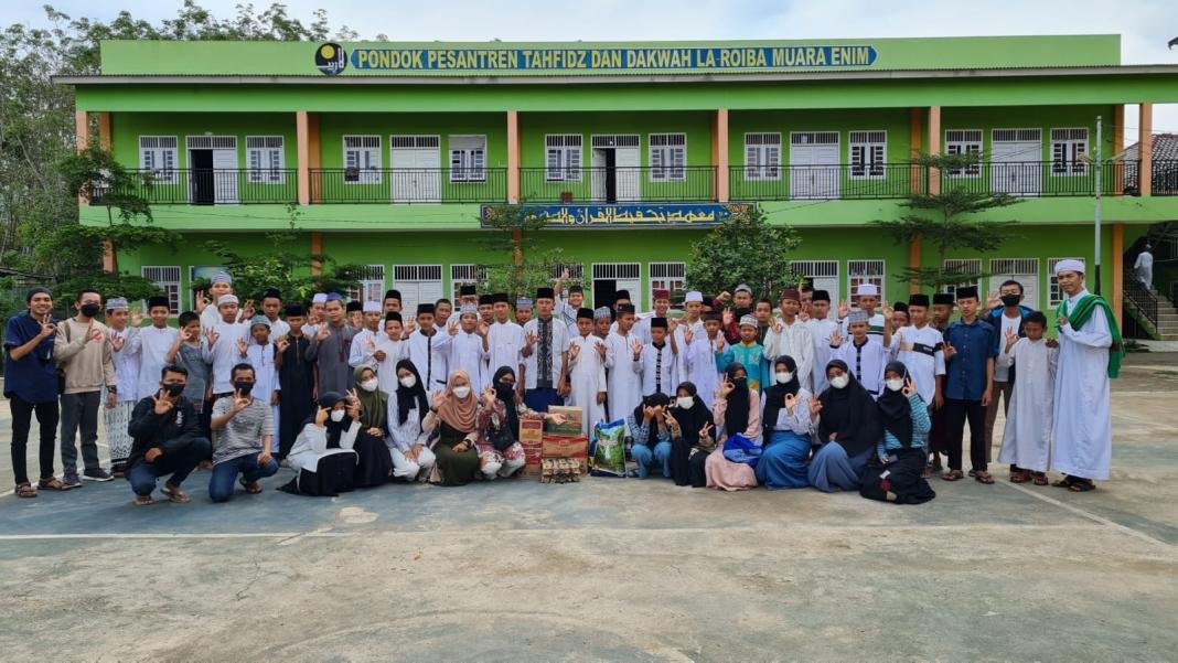 Relawan Muda Muara Enim Kunjungi Ponpes La Roiba