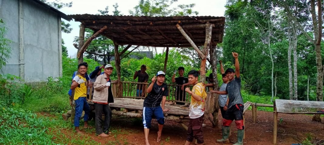 mahasiswa semende di muara enim gotong royong bangun kelas