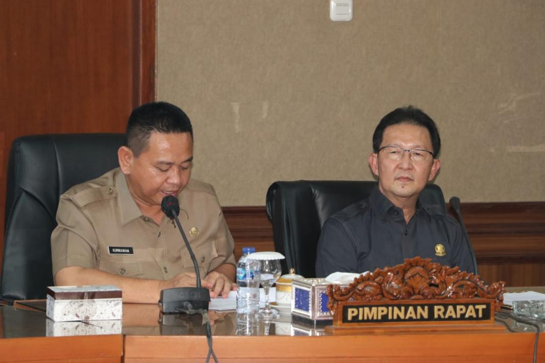 Plh Bupati Muara Enim Kurniawan (kiri) dan Liono Basuki Ketua DPRD Muara Enim (Kanan)