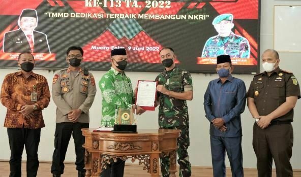 Staf Ahli Bupati Muara Enim Menutup Resmi Kegiatan TMMD ke-113