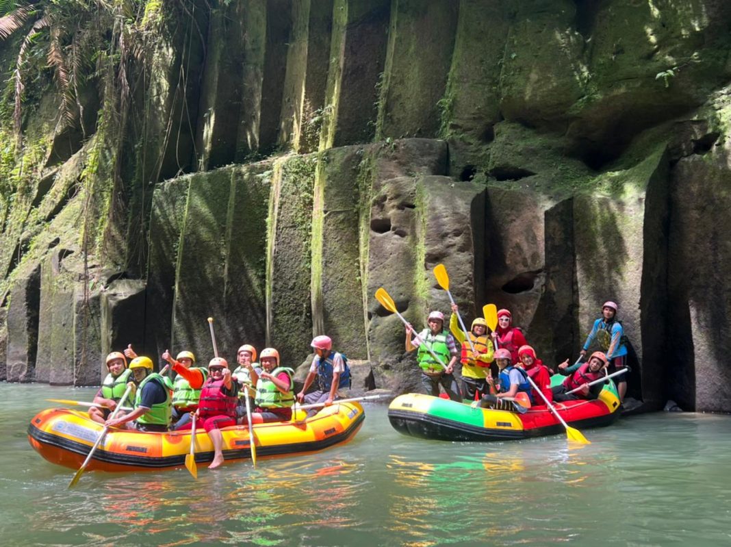 Ketum SMSI Pusat dan Bupati Sergai Nikmati Arung Jeram