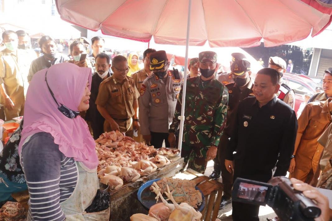 Menjelang Idul Adha, Pj Bupati sidak ketersediaan dan harga di pasar Inpres Menjelang Idul Adha, Pj Bupati sidak ketersediaan dan harga di pasar Inpres