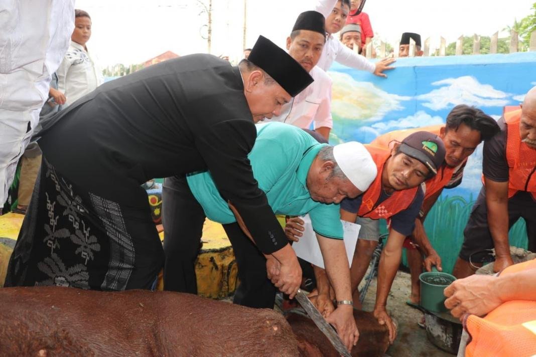 Idul Adha 1443H, Pj Bupati Muara Enim ikut Memotong Hewan Kurban