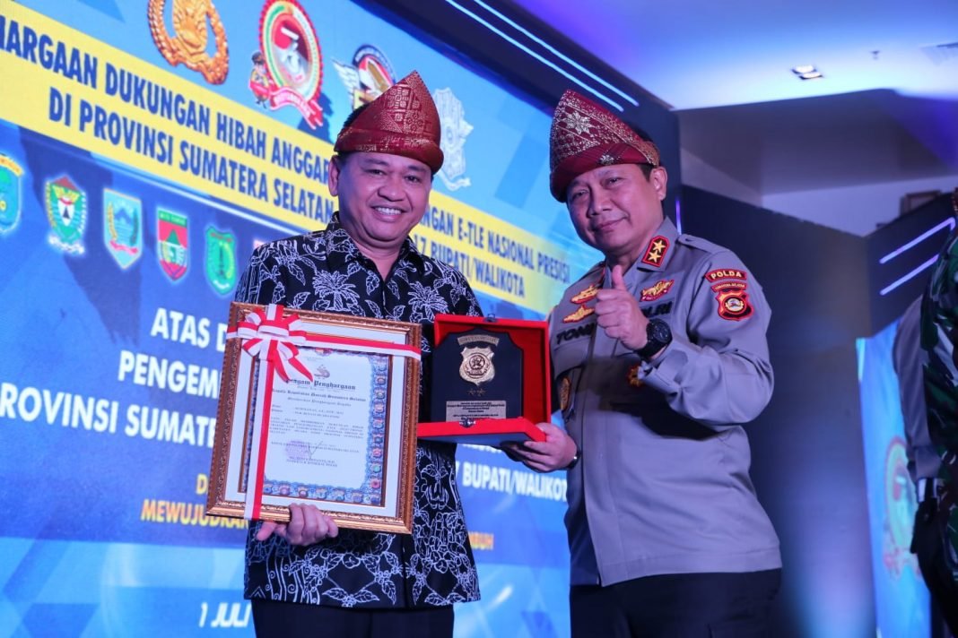 WhatsApp Image 2022-07-01 at 14.11.21 Pj. Bupati Muara Enim Terima Penghargaan dari Kapolda Sumsel