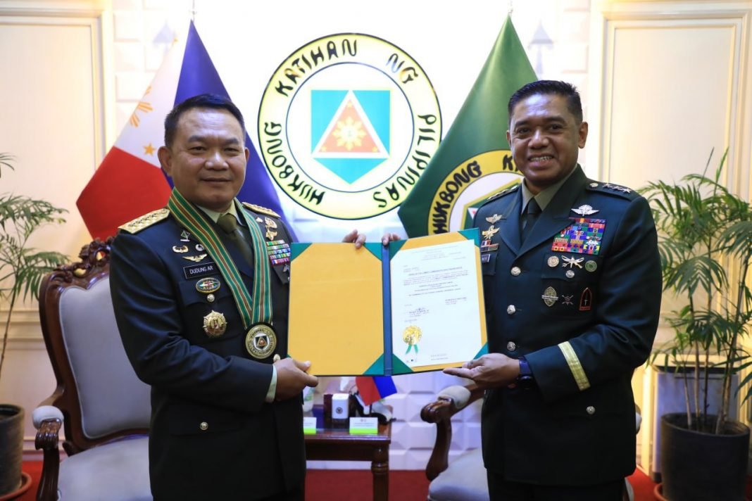 WhatsApp Image 2022-08-26 at 09.46.02 Kasad Dapat Anugerah Tanda Kehormatan dari AD Filipina