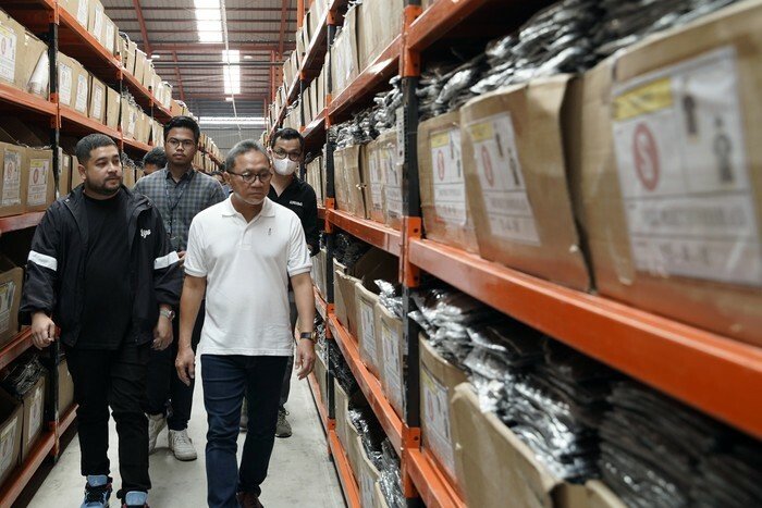 zulhas-blusukan-ke-gudang-erigo Mendag Siap Bantu Pelaku UMKM dengan Kebijakan Pro UKM