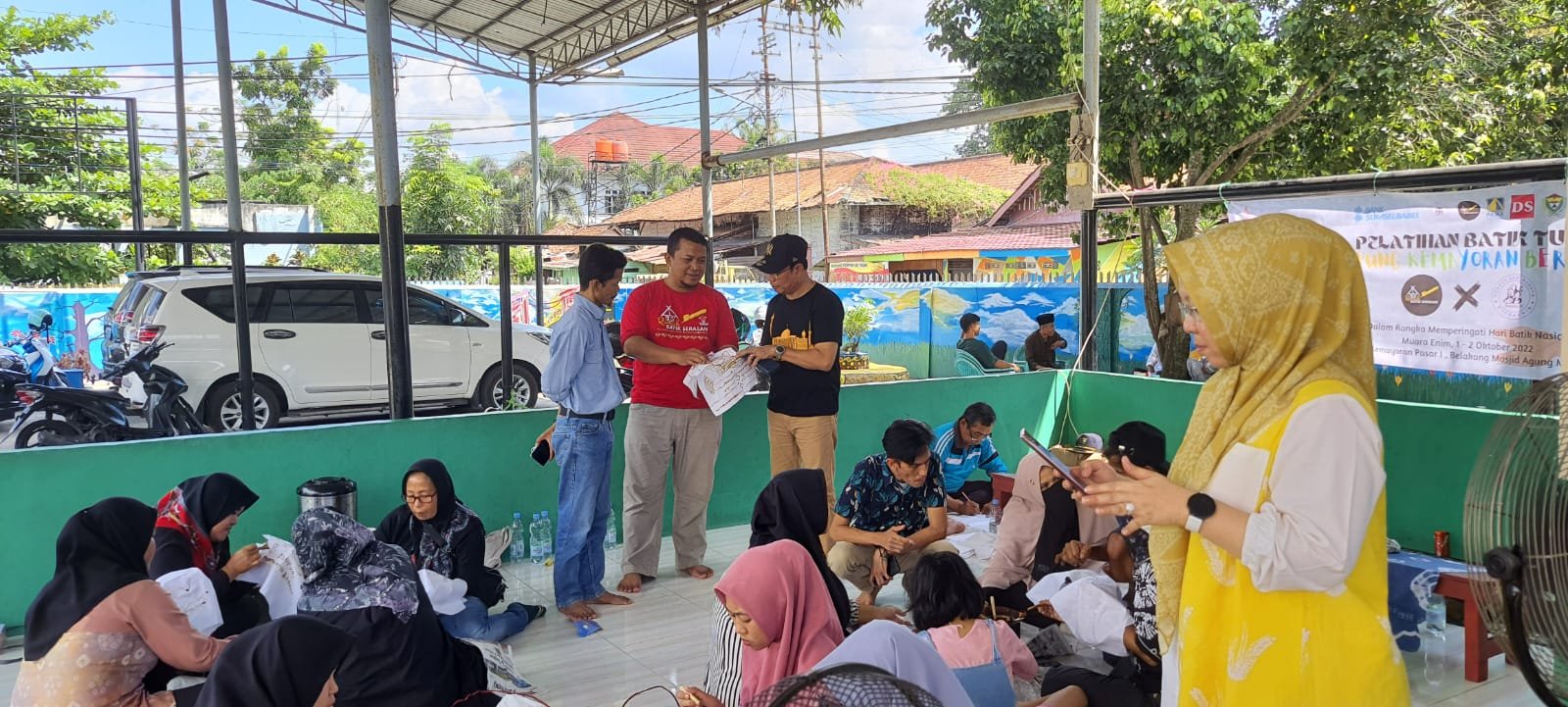 Keseruan pelatihan batik tulis yang juga di hadiri langsung oleh Plt Camat Muara Enim Husni Thamrin