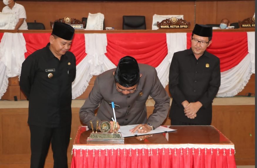 Penandatangan Raperda APBD Perubahan 2022 Kabupaten Muara Enim