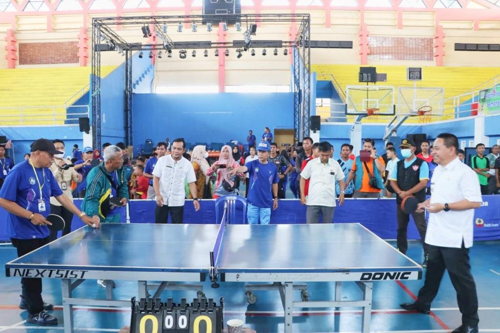 Pj. Bupati bersama Ketua PTMSI Kabupaten Muara Enim melakukan servis bola pertama