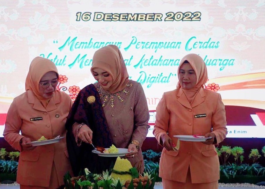 HUT DWP Ke-23, Ketua TP PKK sekaligus Pembina DWP Nurmala Sari Memotong Tumpeng didampingi Ketua DWP Maura Enim Jamilah Riswandar