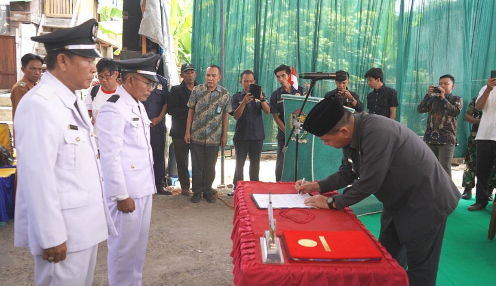 PJ Bupati Muara Enim Lantik Kades PAW Lubai Ulu dan Gunung Megang Dalam PJ Bupati Muara Enim Lantik Kades PAW Lubai Ulu dan Gunung Megang Dalam