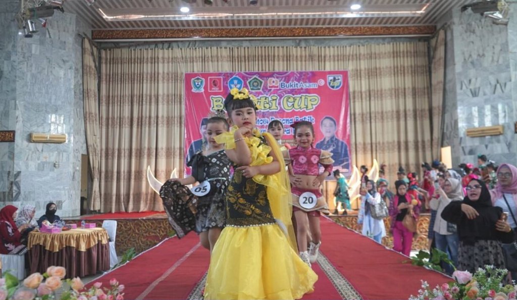Peserta Ajang Fashion Show Pesona Batik Khas Kab. Muara Enim