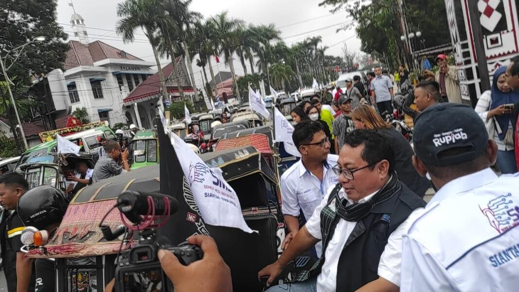 Dalam Ekspedisi Geopark Kaldera Toba, Rombongan SMSI disambut Becak BSA Siantar