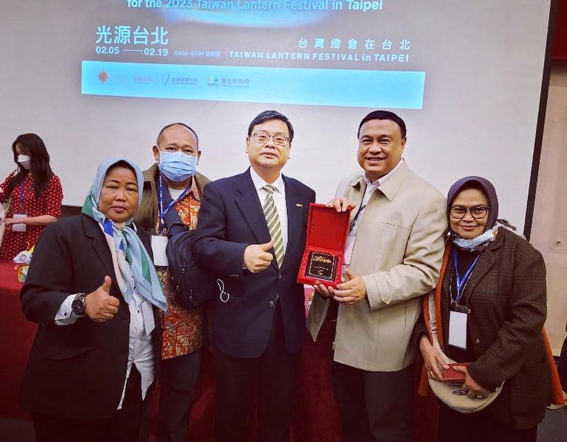 Ketua Bidang Luar Negeri SMSI yang juga Pemimpin Redaksi Asatu online Aat Surya Safaat menyerahkan cinderamata SMSI kepada Dirjen Biro Pariwisata Kementerian Pariwisata Taiwan Chang Shi-Chung (tengah) di Gedung National Dr. Sun Yat-Sen Memorial Hall di Taipei Taiwan, Minggu 5 Februari 2023 (Foto: Istimewa).