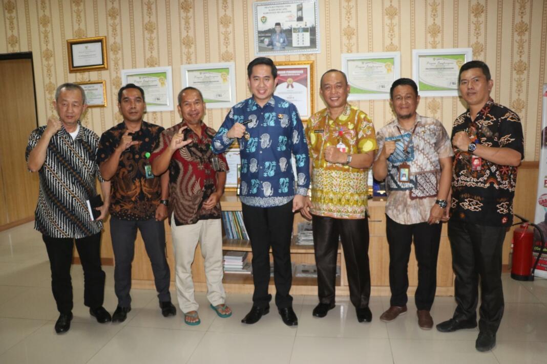 Plt Bupati Muara Enim Ahmad Usmarwi Kaffah Mengunjungi DInas Pendudukan dan Capil Muara Enim