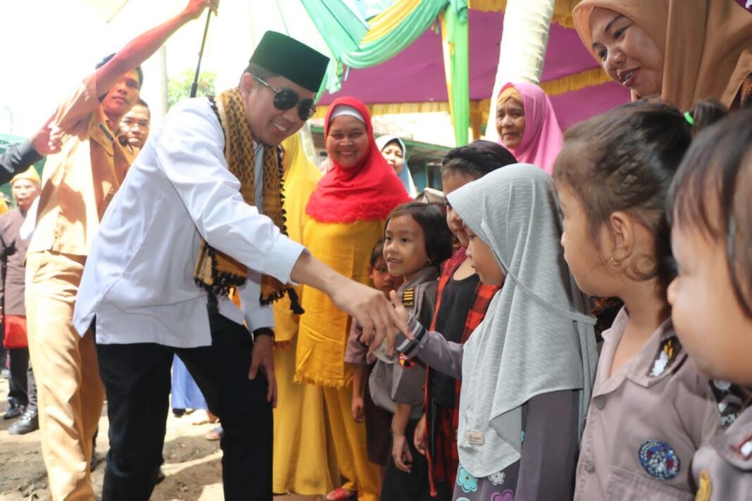 Plt, Bupati Muara Enim Ahmad Usmarwi Kaffah, S.H., LL.M., LL.M., Ph.D., Saat Hadiri Sedekah Dusun Desa Muara Lematang