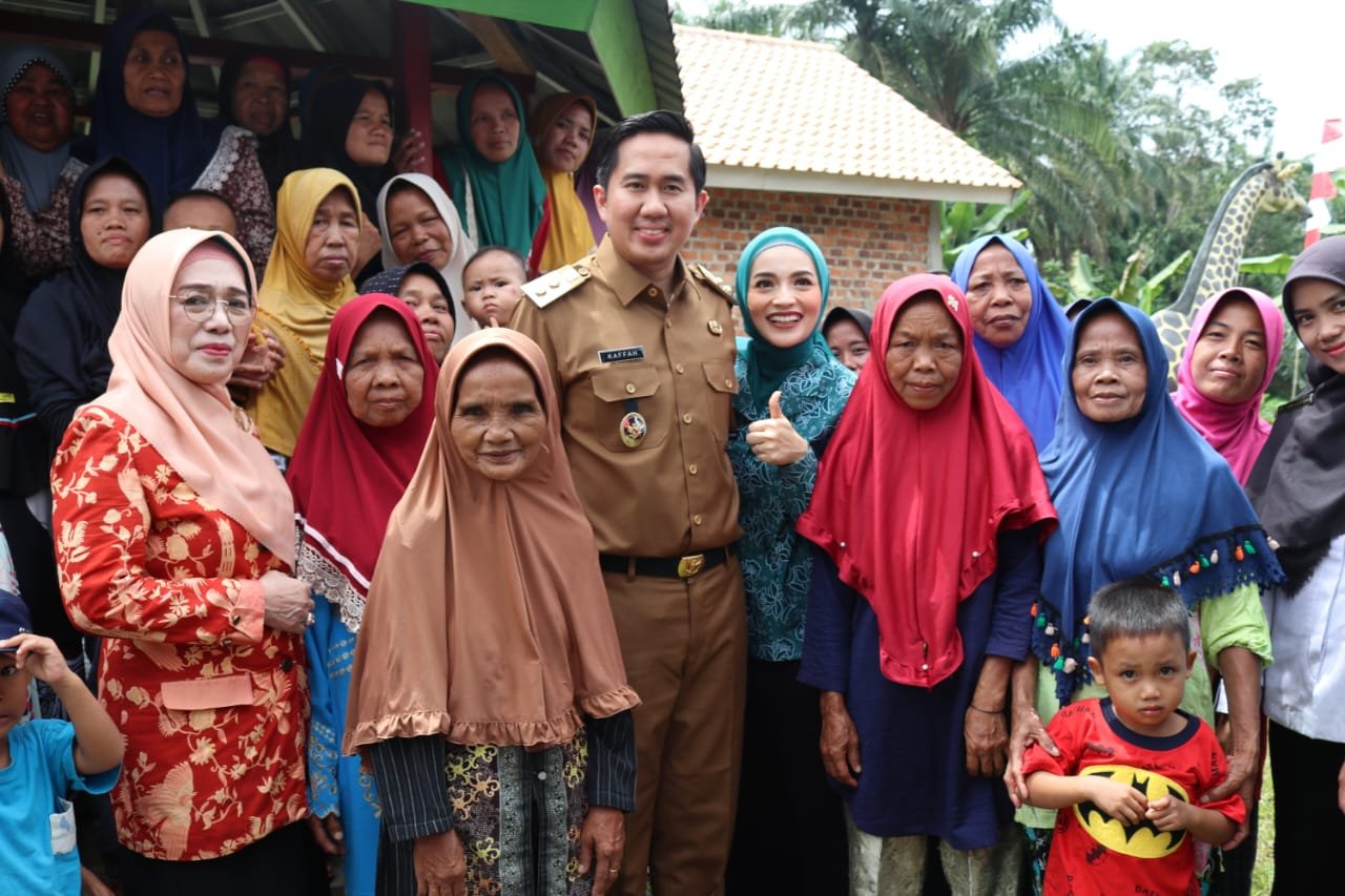Masyarakat menyambut dengan antusias kedatangan Plt Bupati dan Ketua TP-PKK Muara Enim